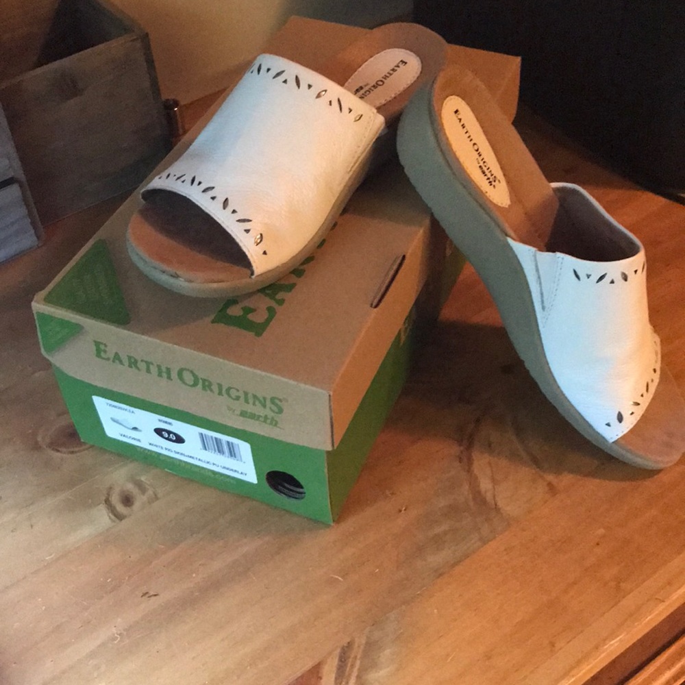 Earth Origins Valorie sandal Size 9 white